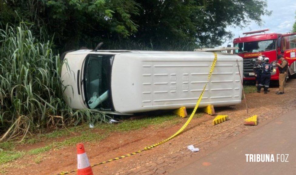 Motorista fica preso embaixo do veículo e morre após van tombar em estrada rural de Santa Helena