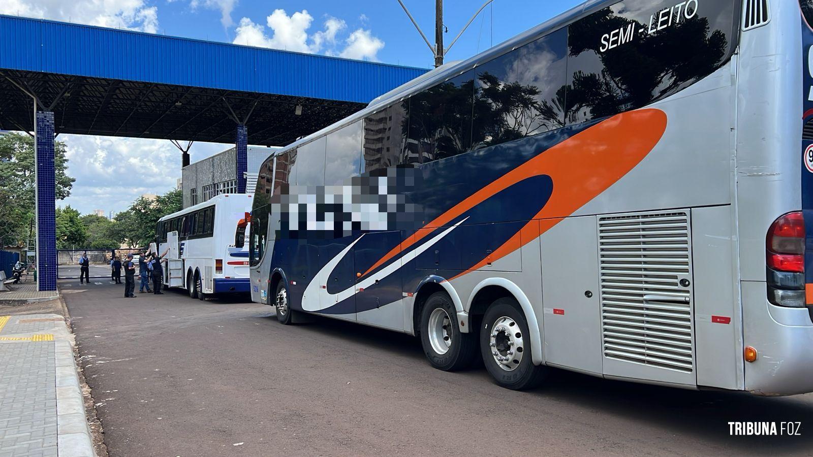 Receita Federal apreende dois ônibus carregados com mercadorias irregulares