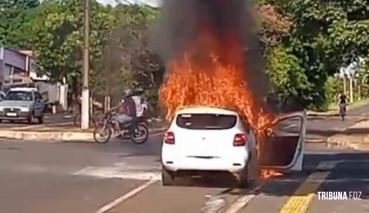 Veiculo pega fogo na Av. Safira no Bairro Porto Meira