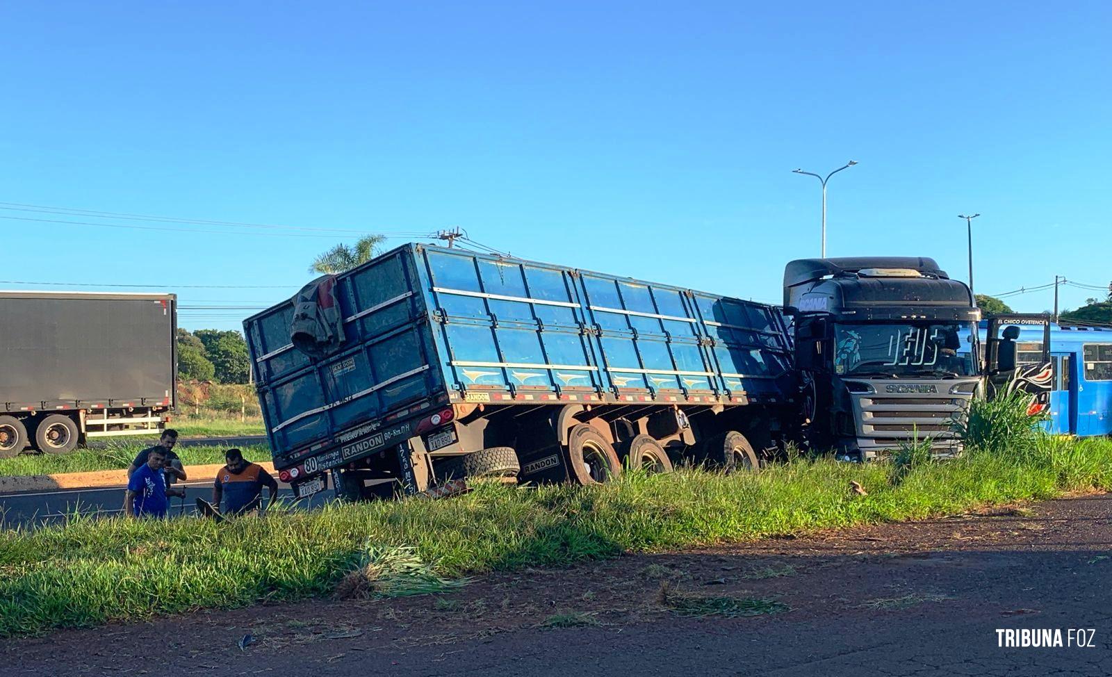 Após falha mecânica carreta sai da pista na BR-277 