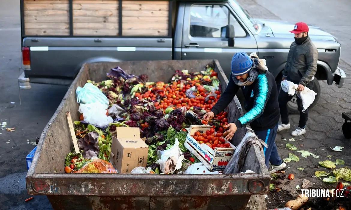 Argentinos buscam alimentos descartados para sobreviver