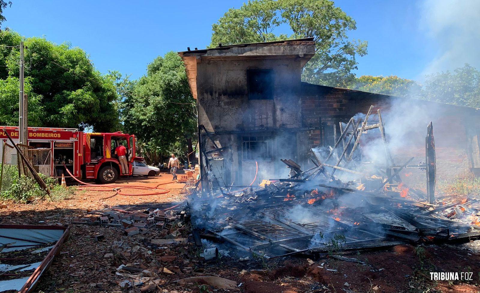 Bombeiros intervém em incêndio a residência no Bairro Morumbi