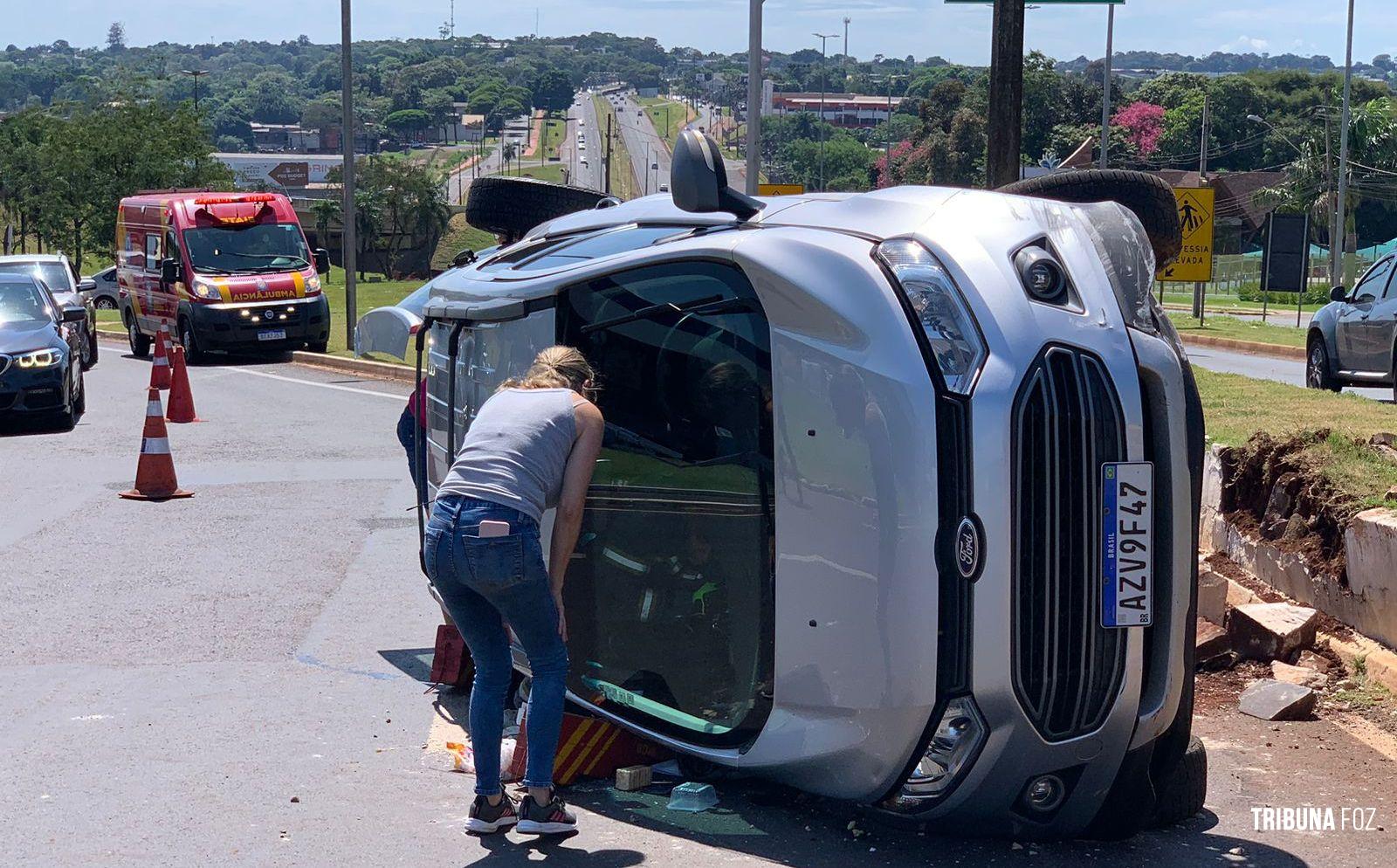 Bombeiros resgatam condutora após tombamento de veículo na Av. Costa e Silva