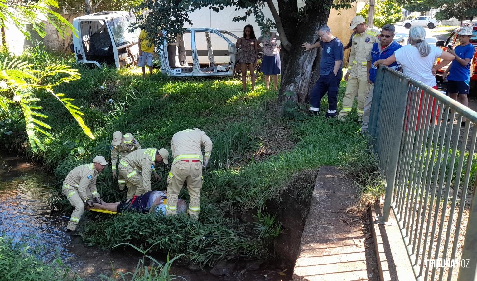 Bombeiros resgatam idoso que caiu no rio "bostinha"