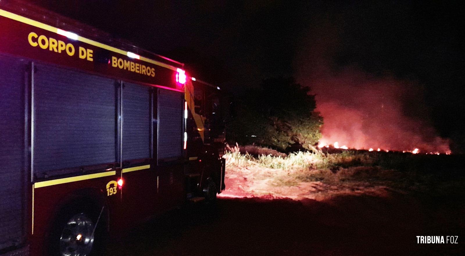 Bombeiros são acionados após incêndio em vegetação atrás da antiga FITFOZ