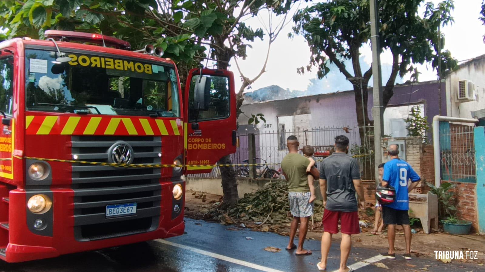 Casa é consumida pelo fogo no Porto Meira