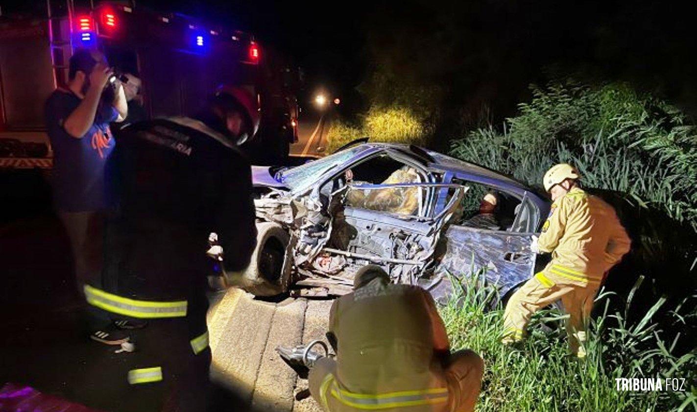 Duas pessoas ficam feridas em grave acidente envolvendo carro e carreta na PR-317, em Santa Helena