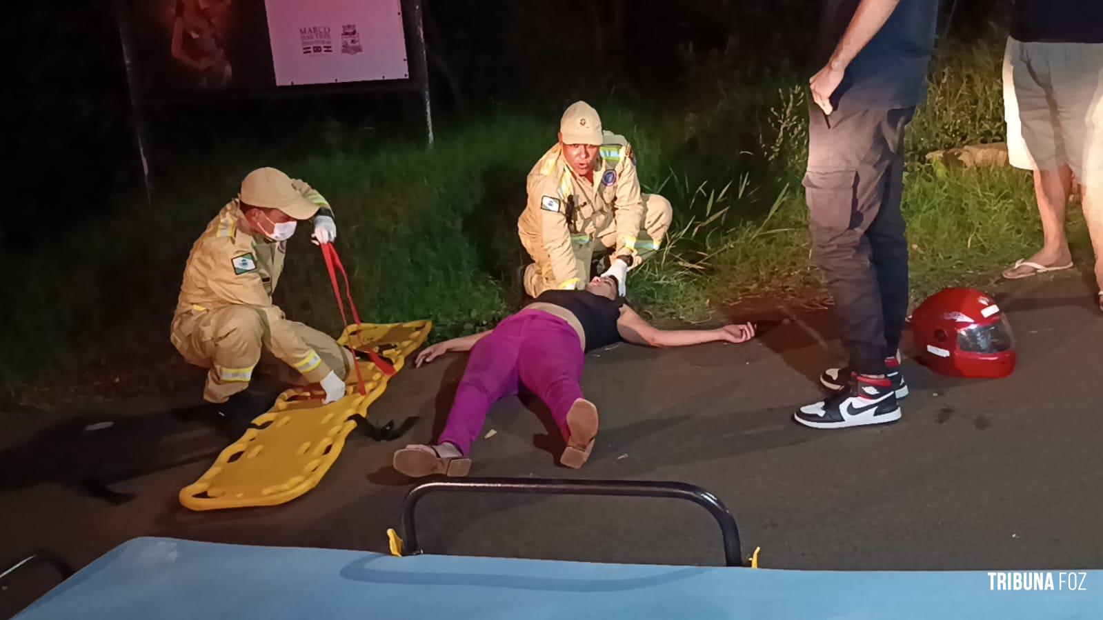 Motociclista é socorrida pelo Siate após colisão com ônibus na Av. General Meira