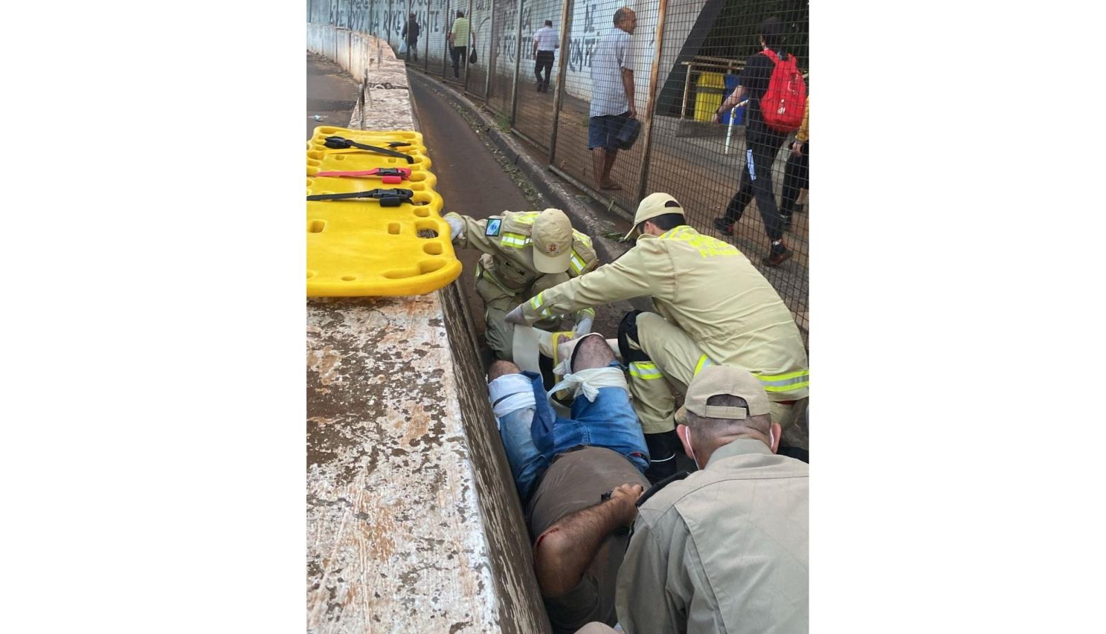 Motociclista é socorrido pelo Siate após queda na aduana da Ponte da Amizade