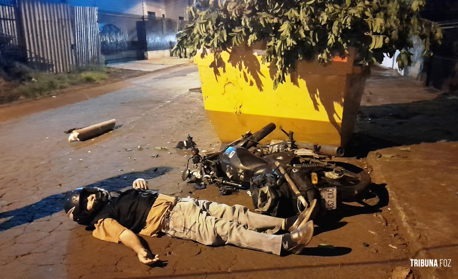 Motociclista fica gravemente ferido após colidir a moto contra uma caçamba de entulho na Vila Adriana I