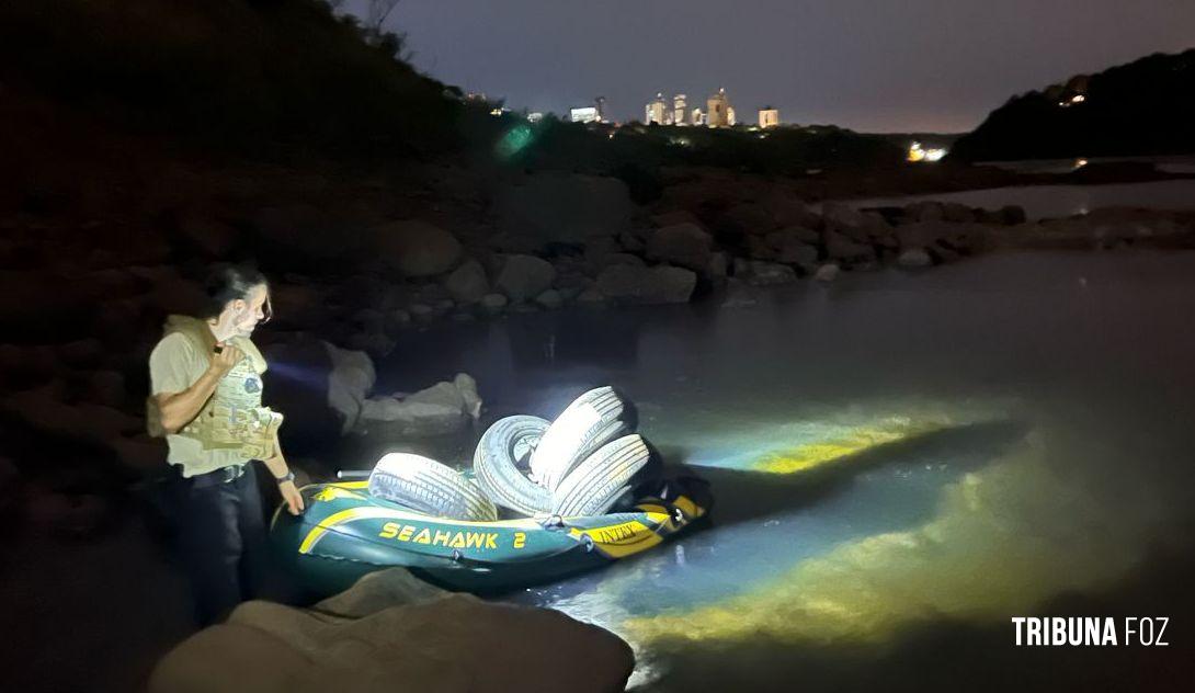 Policia Federal apreende bote com diversos pneus contrabandeados no Rio Paraná