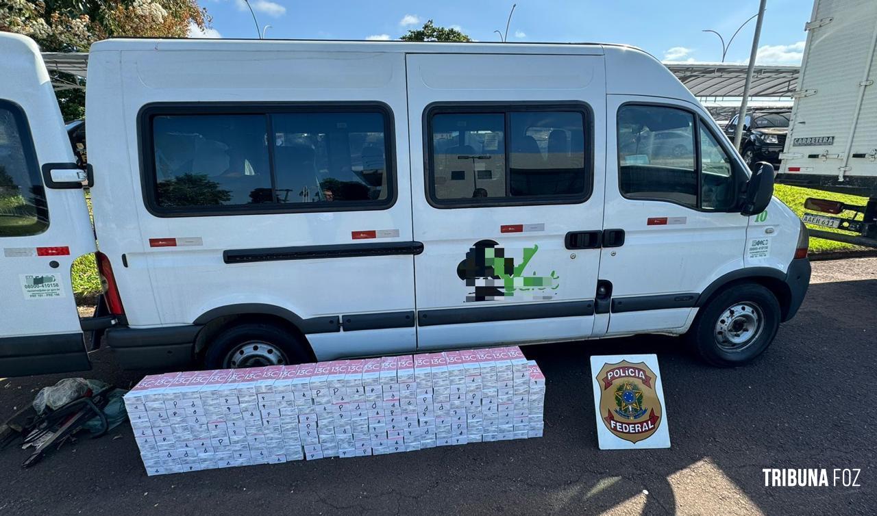 Policia Federal prende motorista e passageiro de transporte escolar com fundo falso com centenas de celulares importados