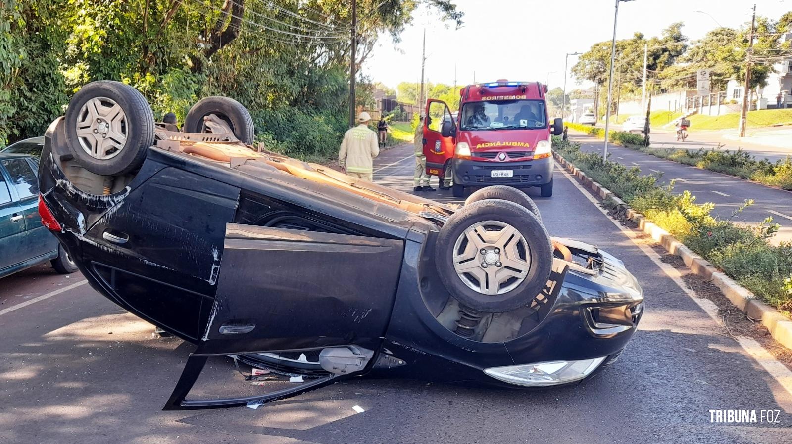 Veiculo capota após colisão traseira na Av. General Meira