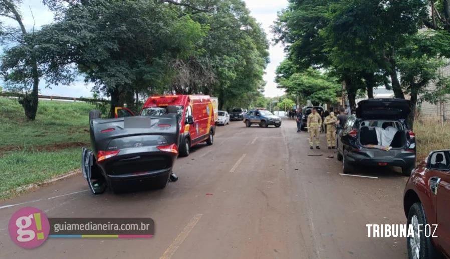 Veículo capota na Avenida Iguaçu em São Miguel do Iguaçu