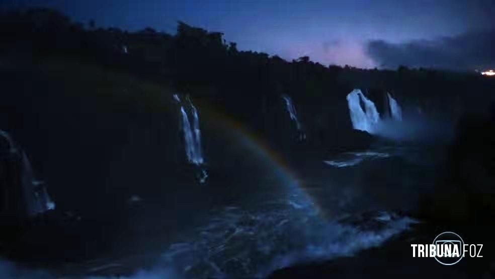 Arco-íris noturno: fenômeno só ocorre em noites de lua cheia no Parque Nacional do Iguaçu