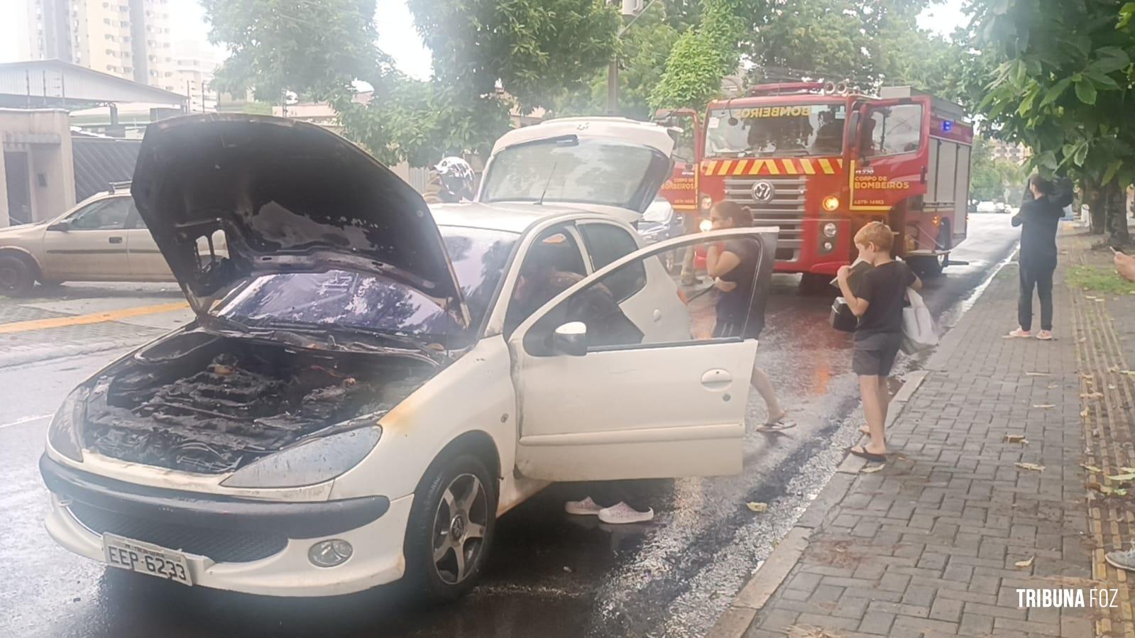 Bombeiros intervém em incêndio a veículo na Vila Maracanã