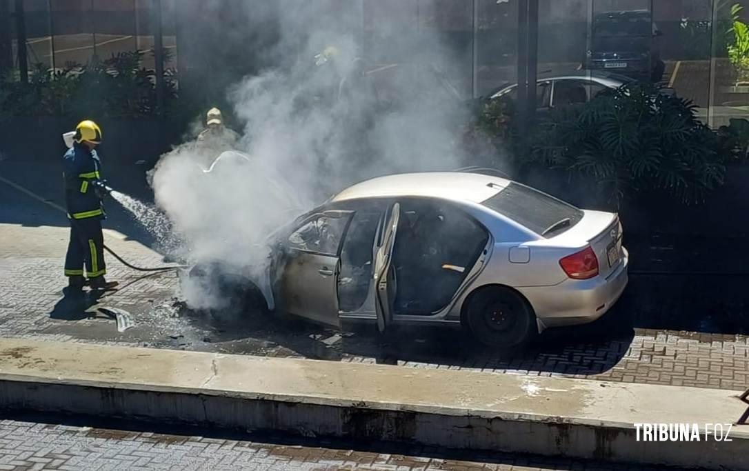 Bombeiros intervém em incêndio a veículo no centro de Foz do Iguaçu