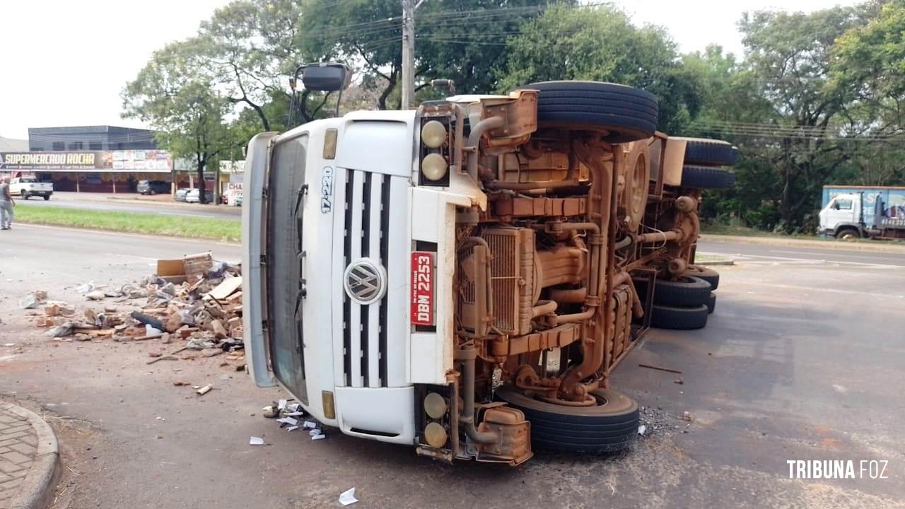 Caminhão caçamba tomba e deixa Av. Tancredo Neves interditada