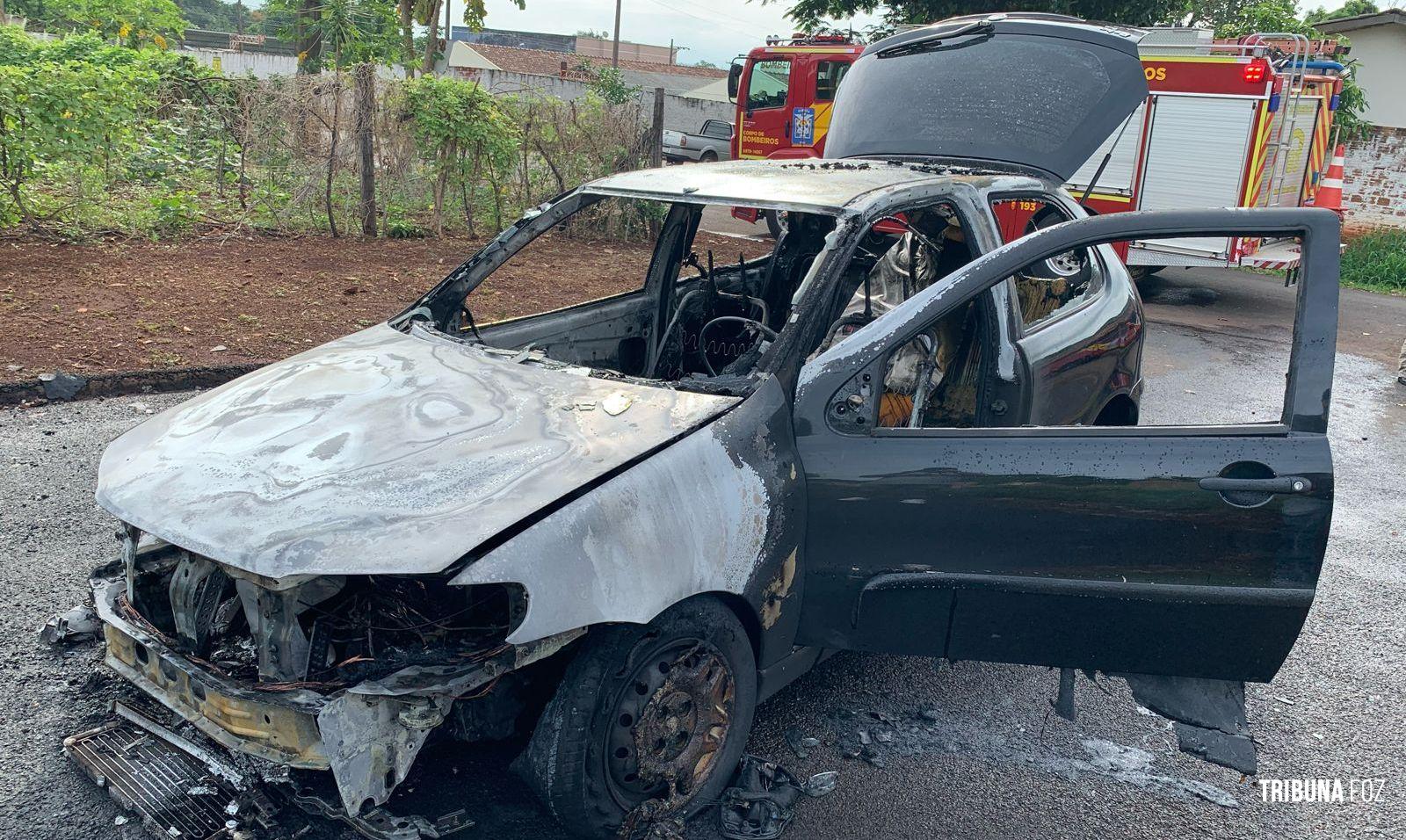 Carro é consumido pelo fogo no Jardim Belvedere I