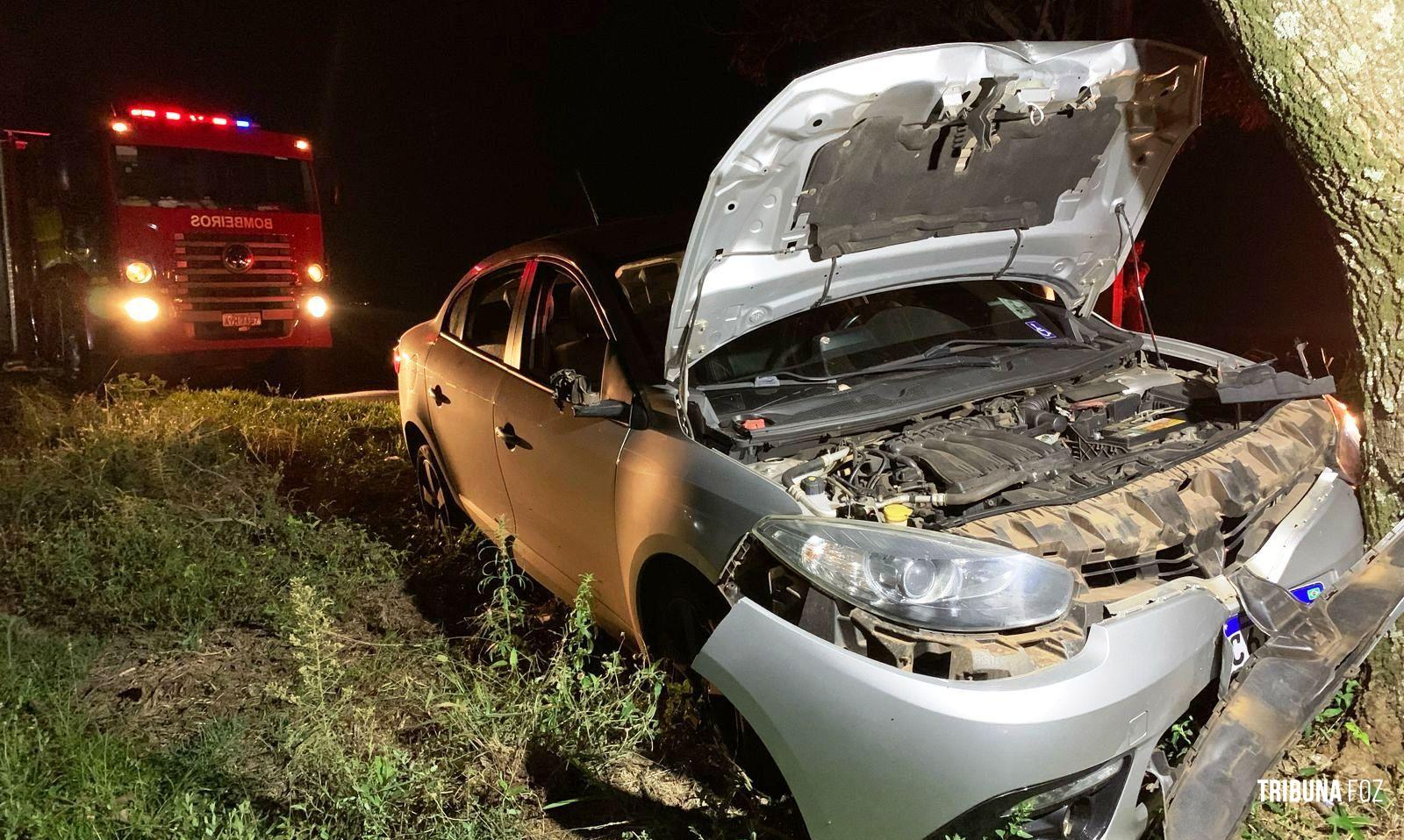 Condutora é socorrida pelo Siate após colidir veículo contra uma arvore no Bairro Três Lagoas