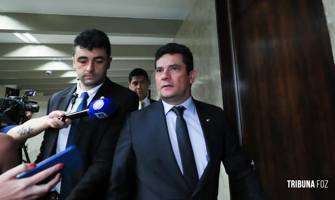 Desembargador pede vista e suspende julgamento de Moro