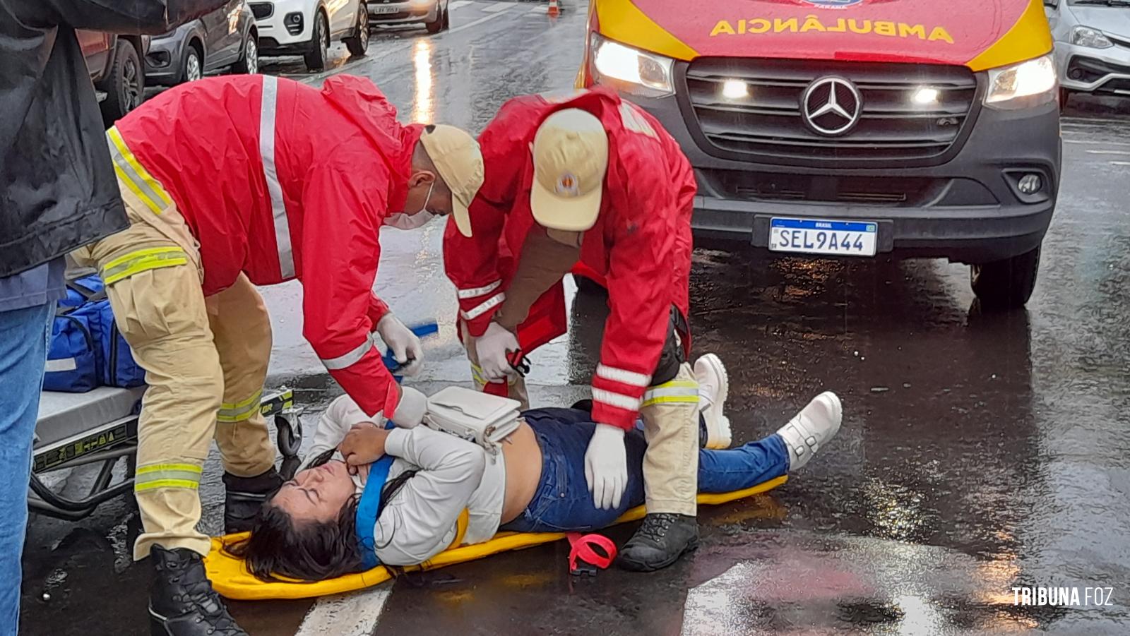 Motociclista é socorrida pelo Siate após queda no centro de Foz do Iguaçu