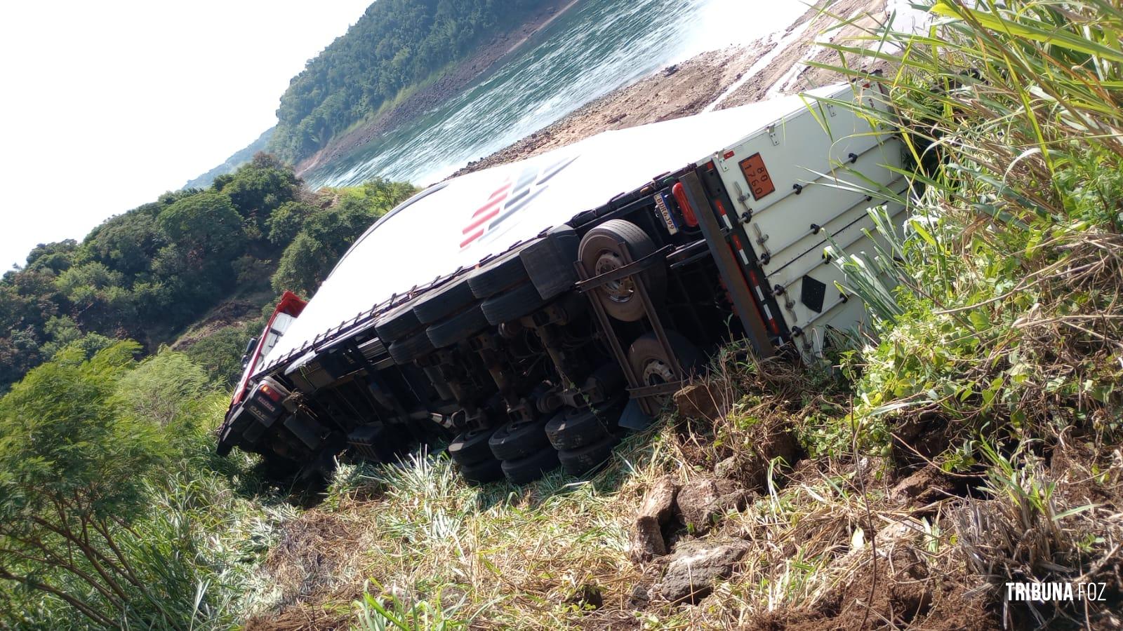 Motorista brasileiro fica gravemente ferido após tombamento de carreta na aduana paraguaia