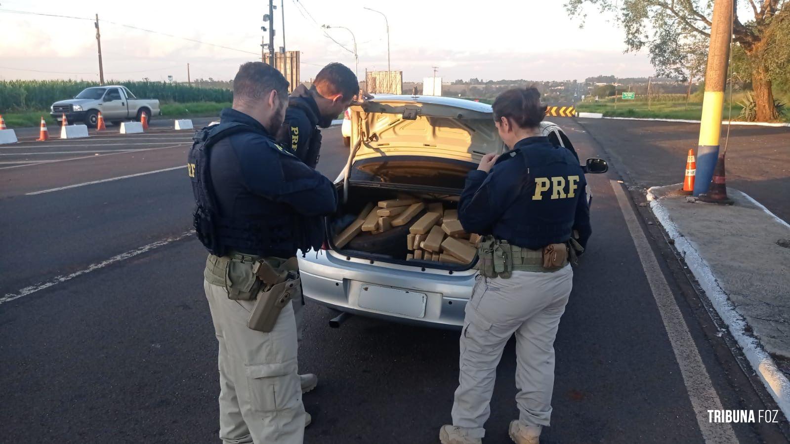 PRF apreende 179 Kg de maconha em um veículo Corsa na BR-277