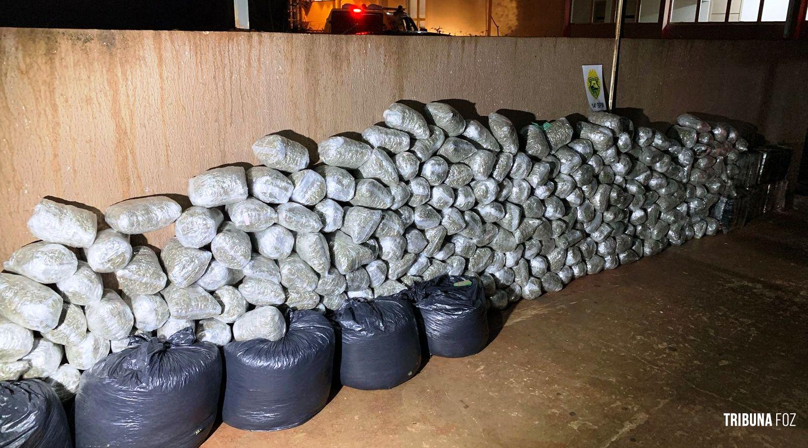 ROCAM apreende 373 Kg de maconha tipo capulho no Bairro Campos do Iguaçu