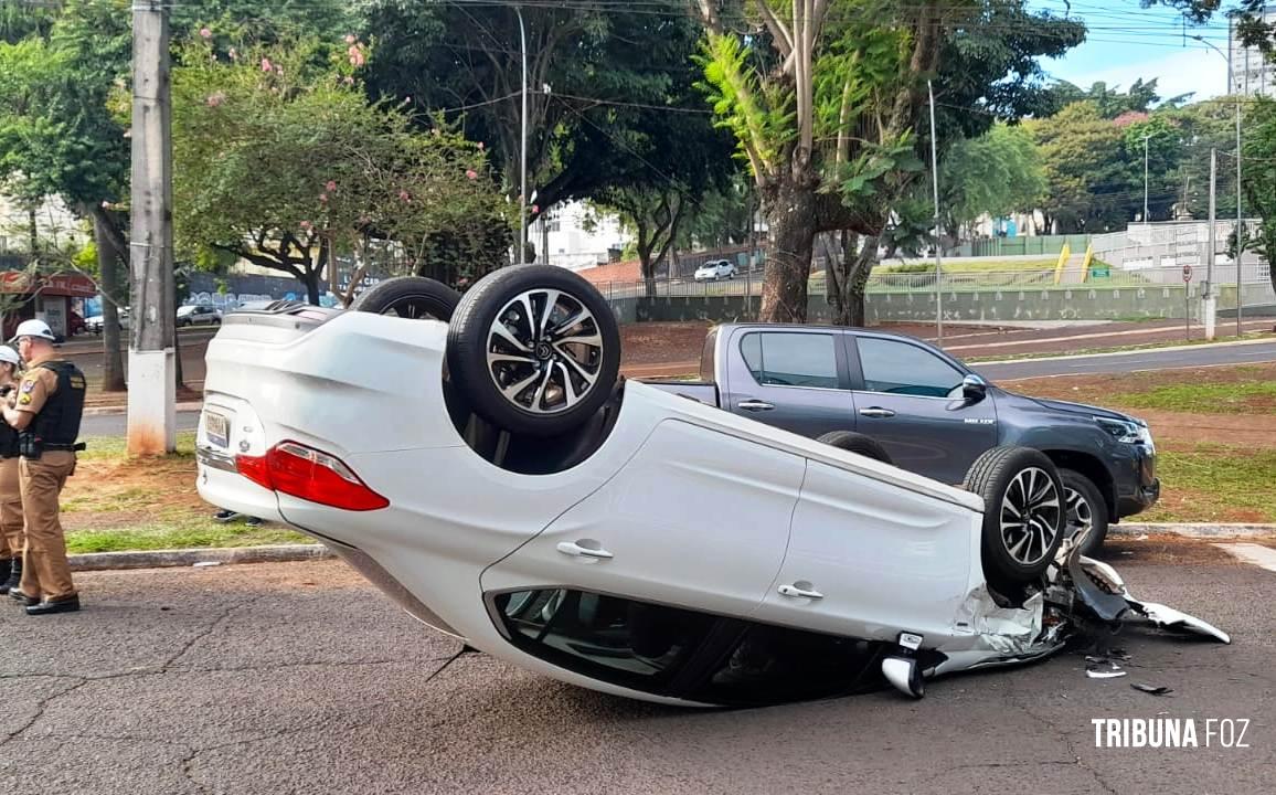 Veiculo capota após colidir com uma caminhonete na 3ª pista da JK