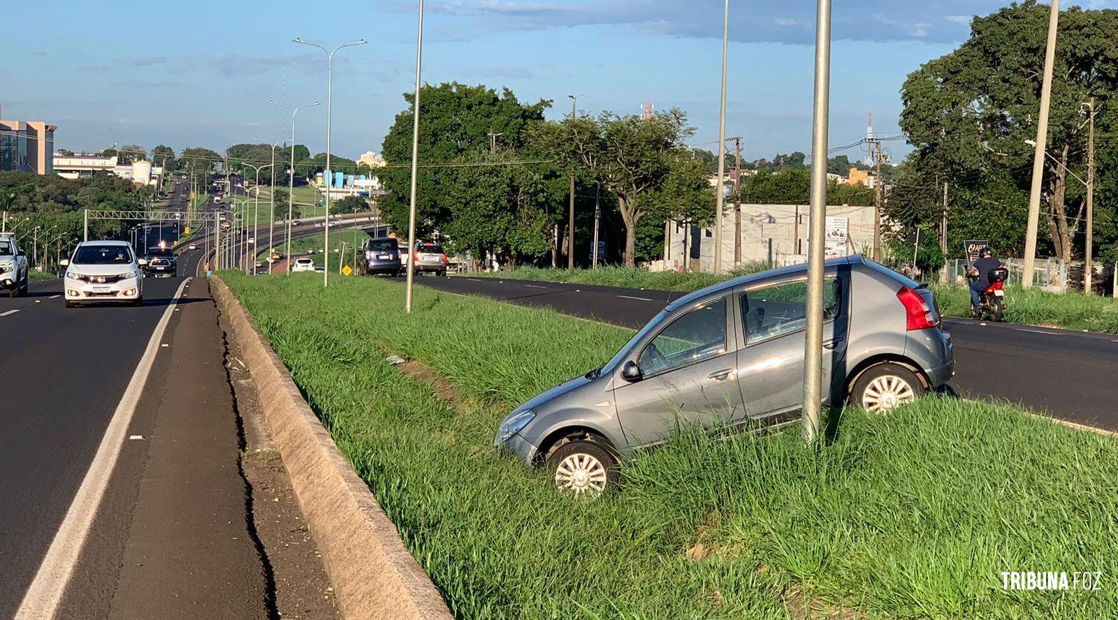 Veiculo sai da pista para não atropelar cachorro e cai na canaleta central da BR-277