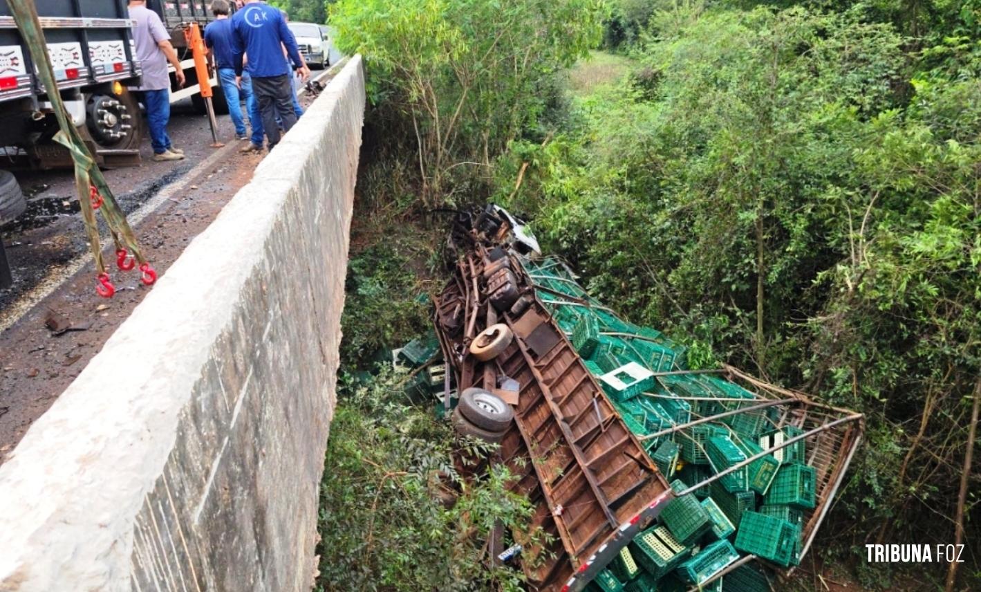 Caminhão cai de ponte e uma pessoa fica ferida em Marechal Cândido Rondon