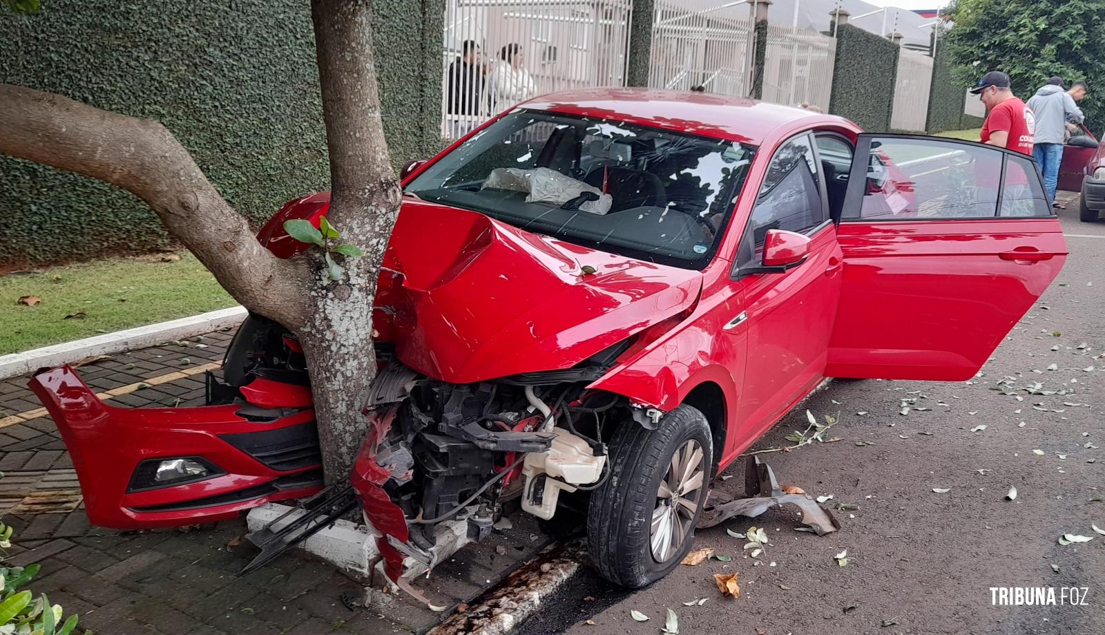 Condutor colide veículo contra uma arvore na Av. Safira