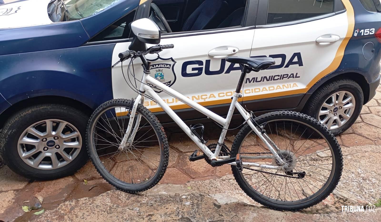 Guarda Municipal localiza bicicleta abandonada próximo a barranca do Rio Paraná