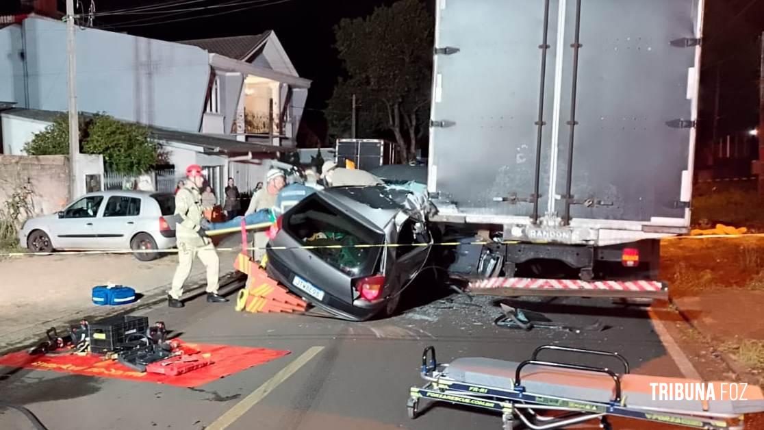 Motorista embriagado bate e caminhão parado no Jardim Laranjeiras