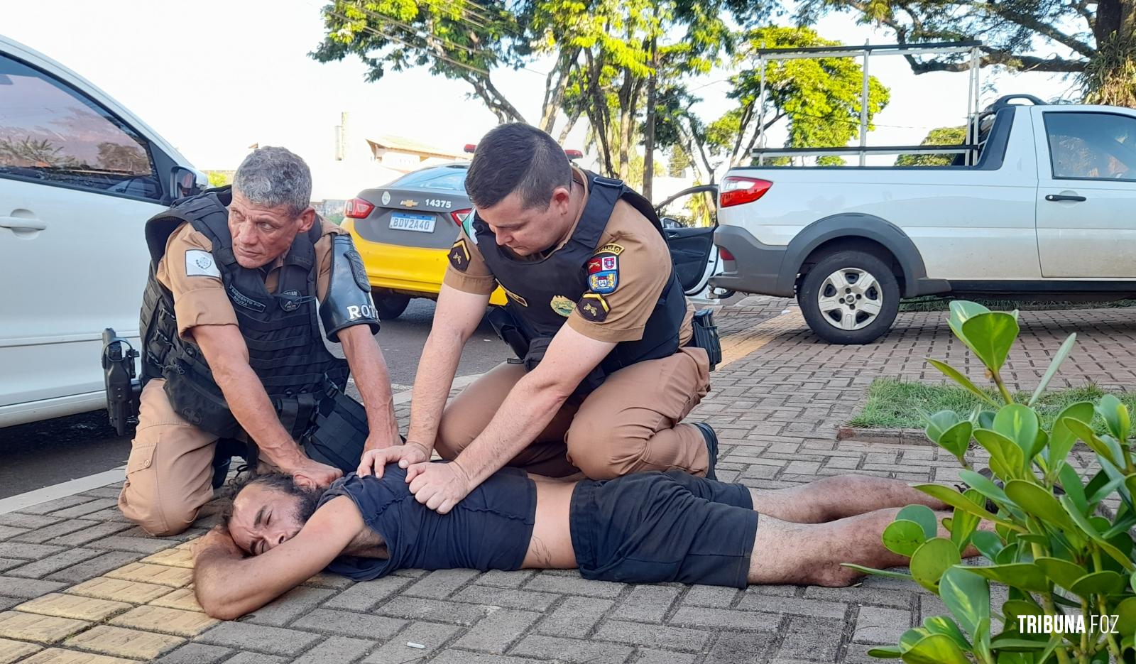 Policia Militar e SAMU socorrem homem com distúrbio na Av. Javier Koelbel