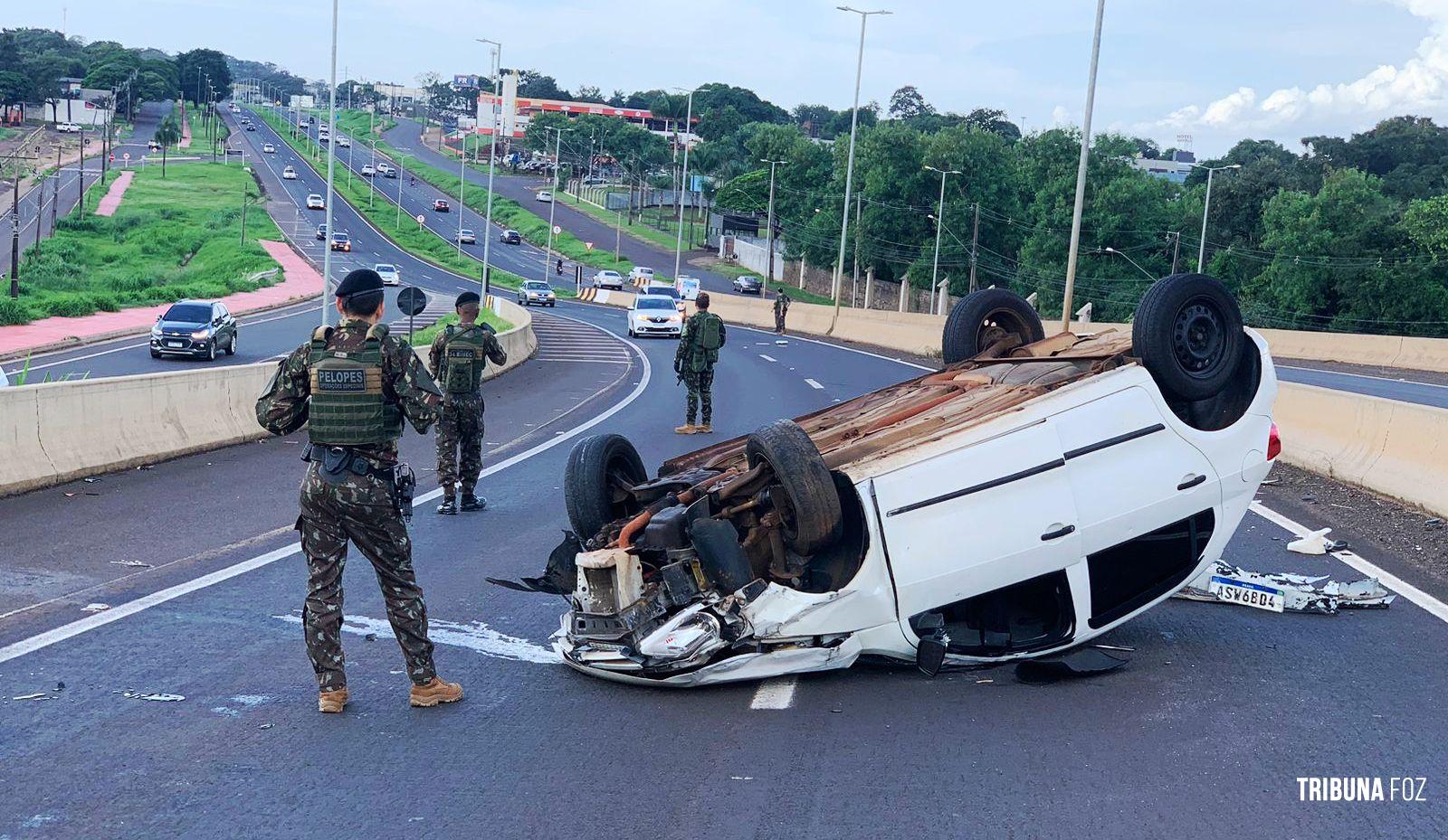 Veiculo capota em cima do viaduto da BR-277 com Av. Costa e Silva