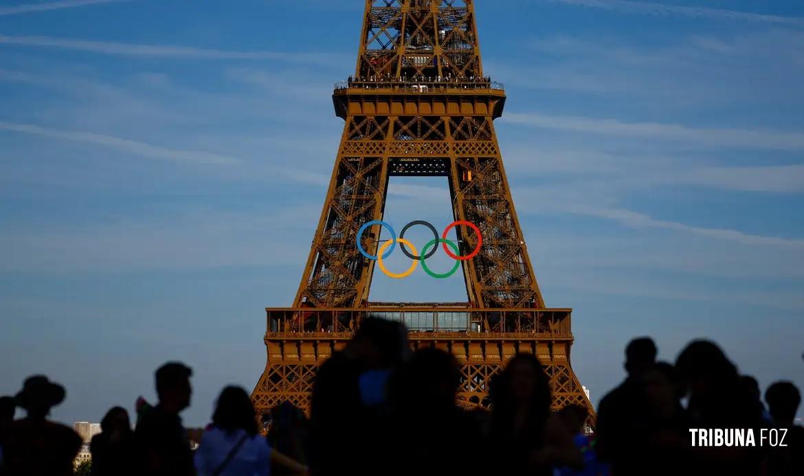 Anéis olímpicos são exibidos na Torre Eiffel 50 dias antes dos Jogos