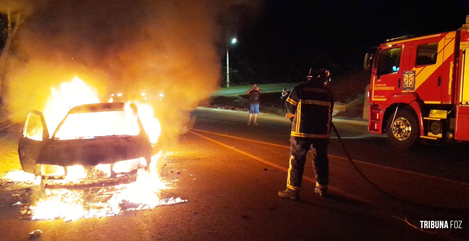 Bombeiros intervém em incêndio a veículo no final da Av. General Meira