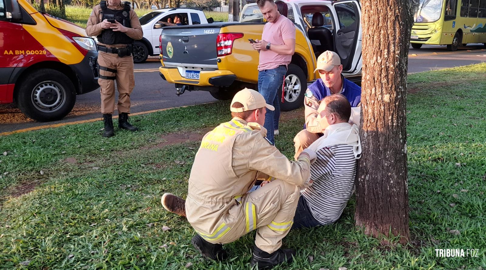 Motociclista é socorrido pelo Siate na Av. dos Imigrantes após queda