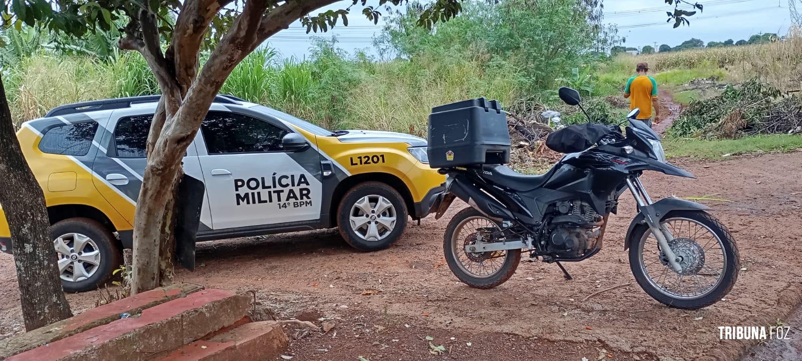 PM localiza moto escondida em uma área de mata no Bairro São Sebastião