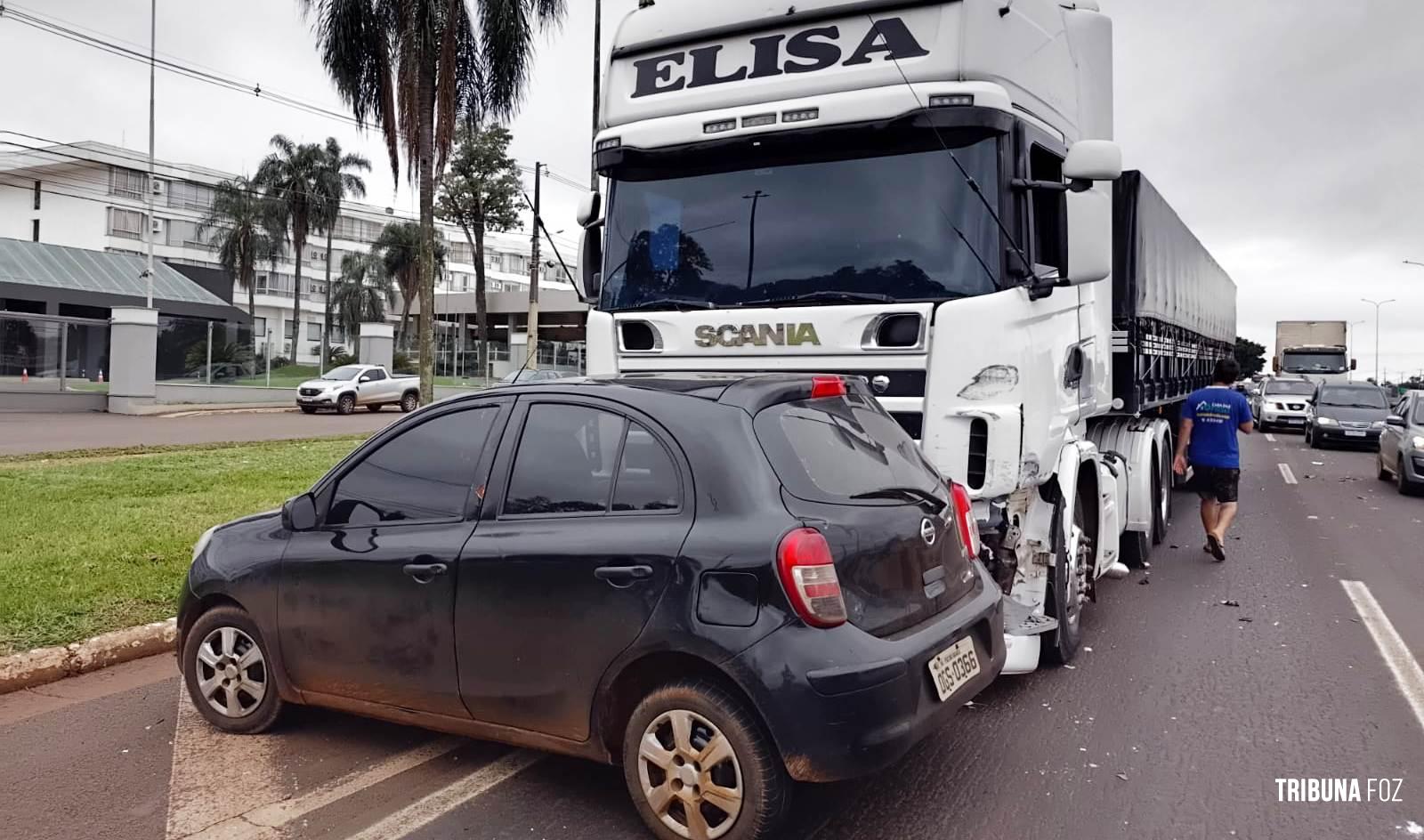 Veículo roda na pista e é atingido por carreta na BR-277 