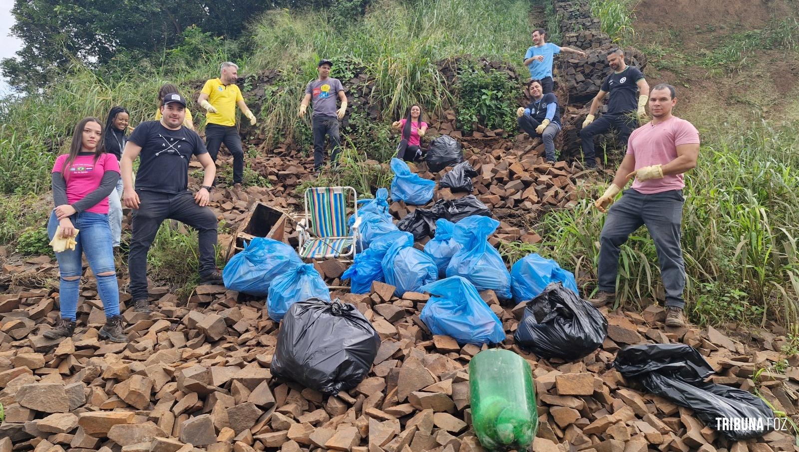 Voluntários retiram 500 quilos de lixo das encostas dos rios Iguaçu e Paraná