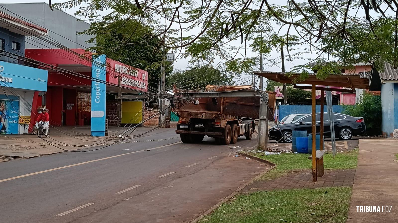 Caminhão caçamba derruba poste de energia e deixa parte do Bairro Porto Belo sem luz