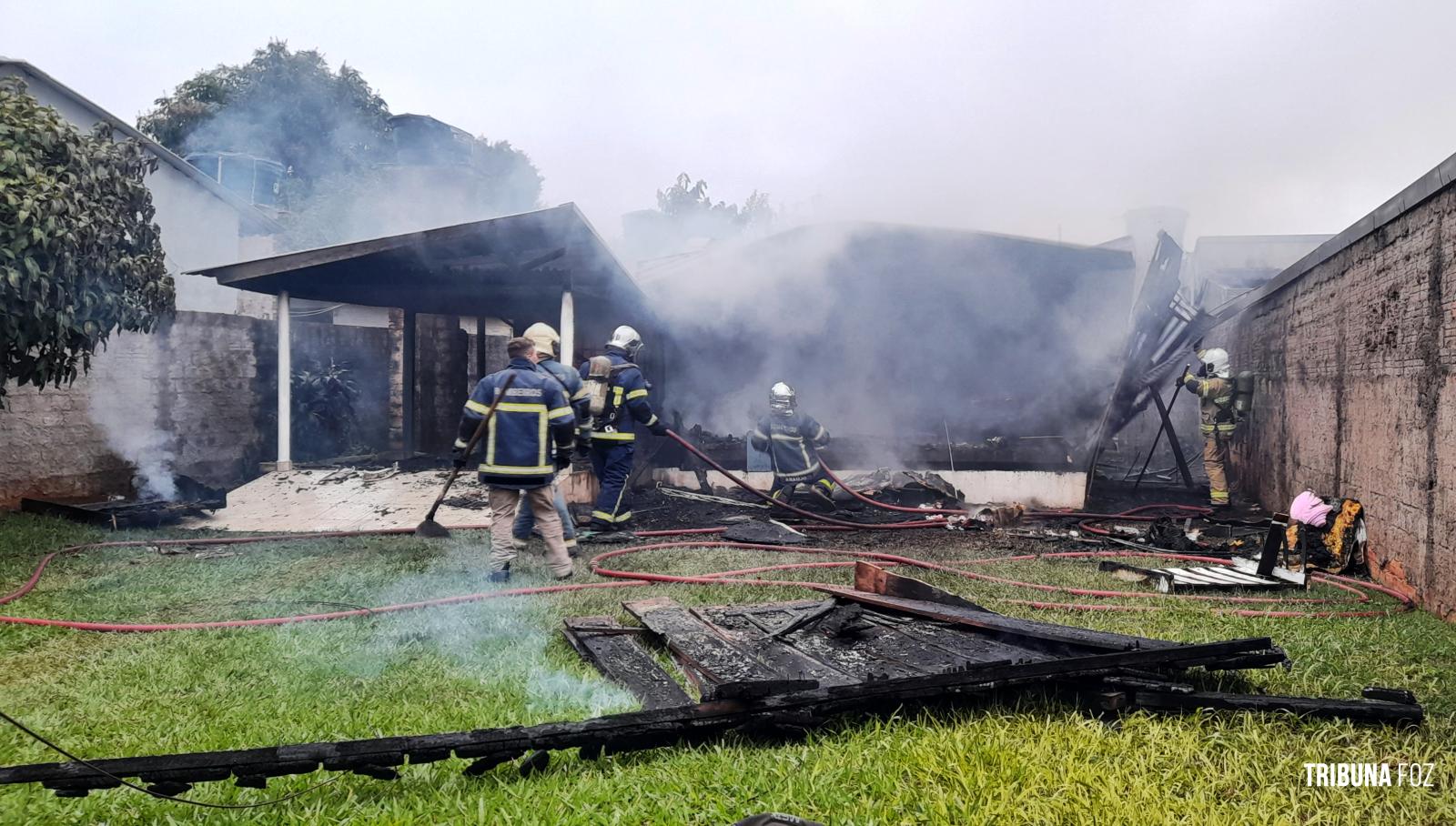 Casa é destruída pelo fogo na Vila Adriana I