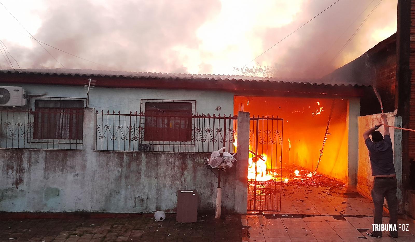 Casa é destruída pelo fogo no Porto Meira