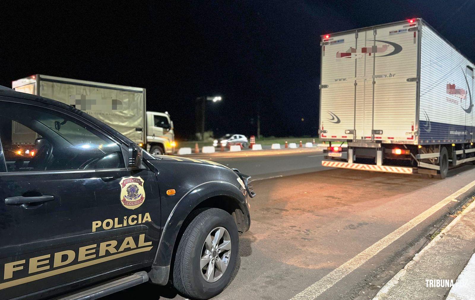 Policia Federal prende 5 pessoas em dois caminhões com mercadorias contrabandeadas na BR-277