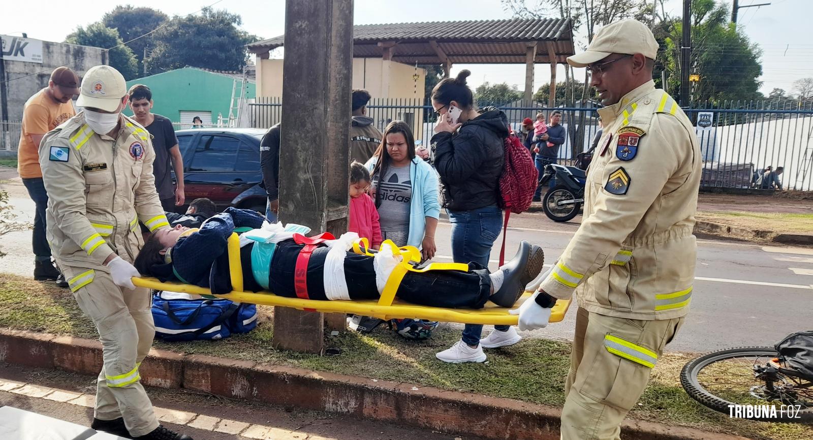 Siate socorre ciclista após colisão com moto na Av. Felipe Wandscheer