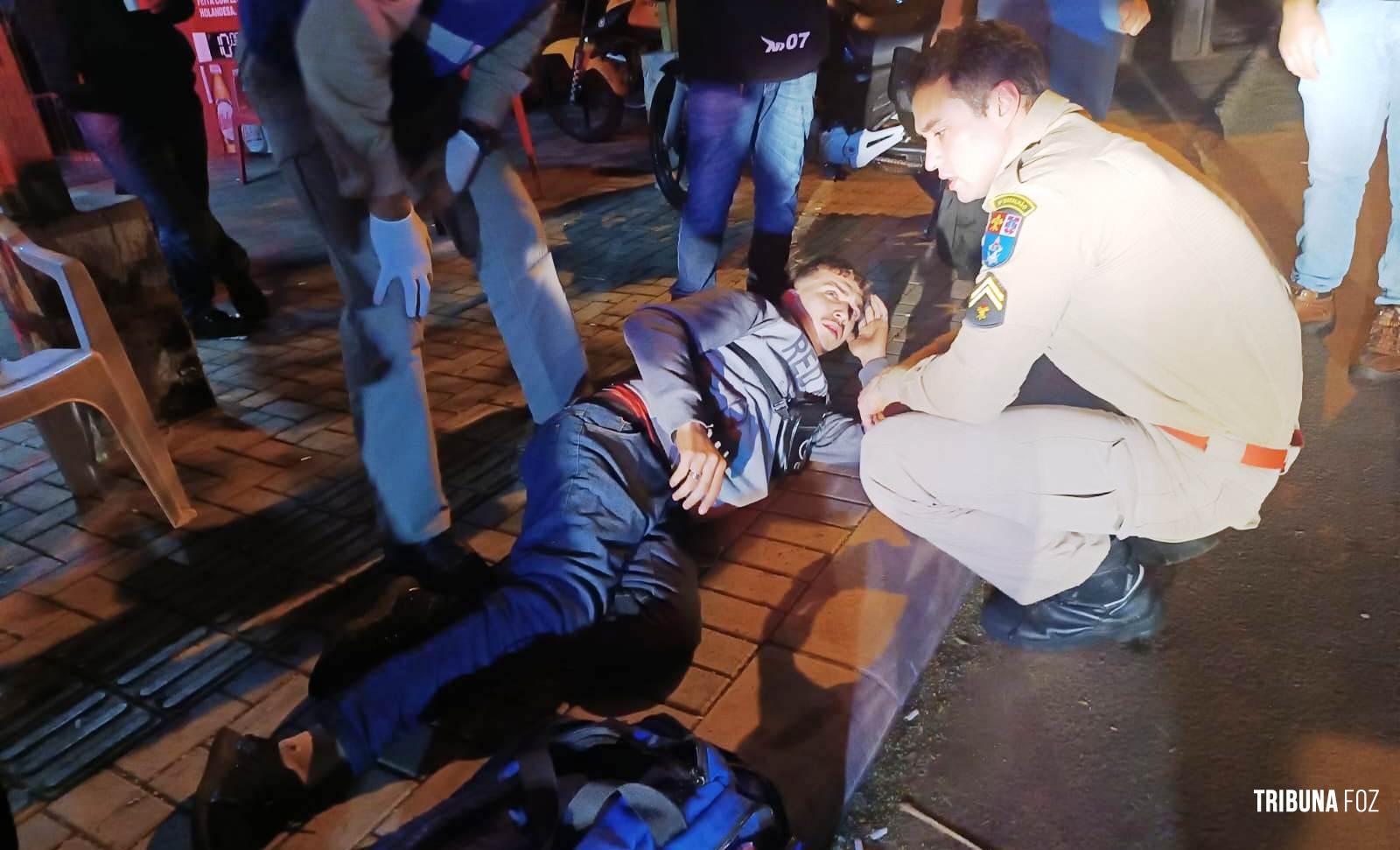 Siate socorre motociclista após colisão na Rua Golfinhos