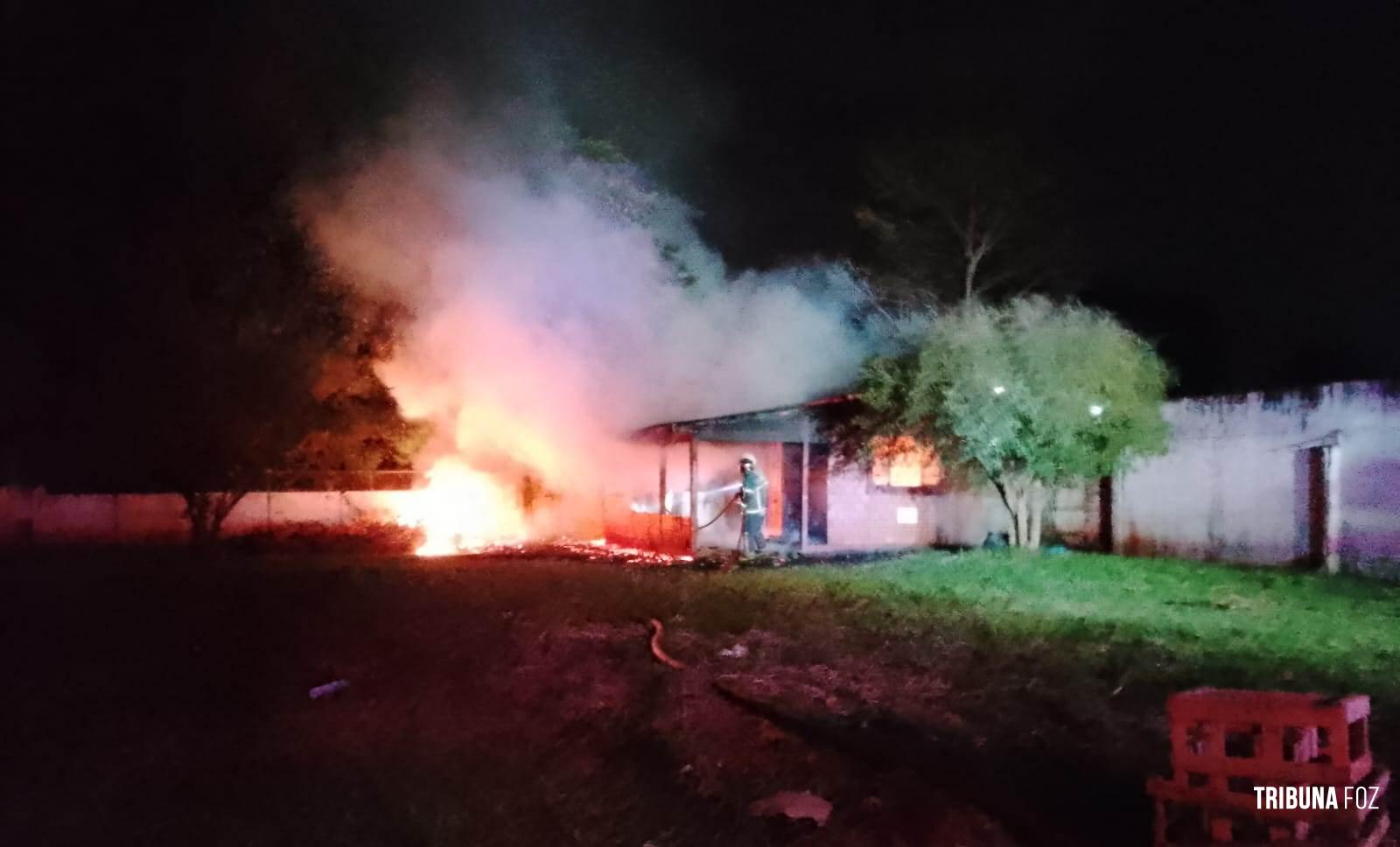 Casa da Vila A abandonada e invadida por moradores de rua pega fogo na Av. Garibaldi